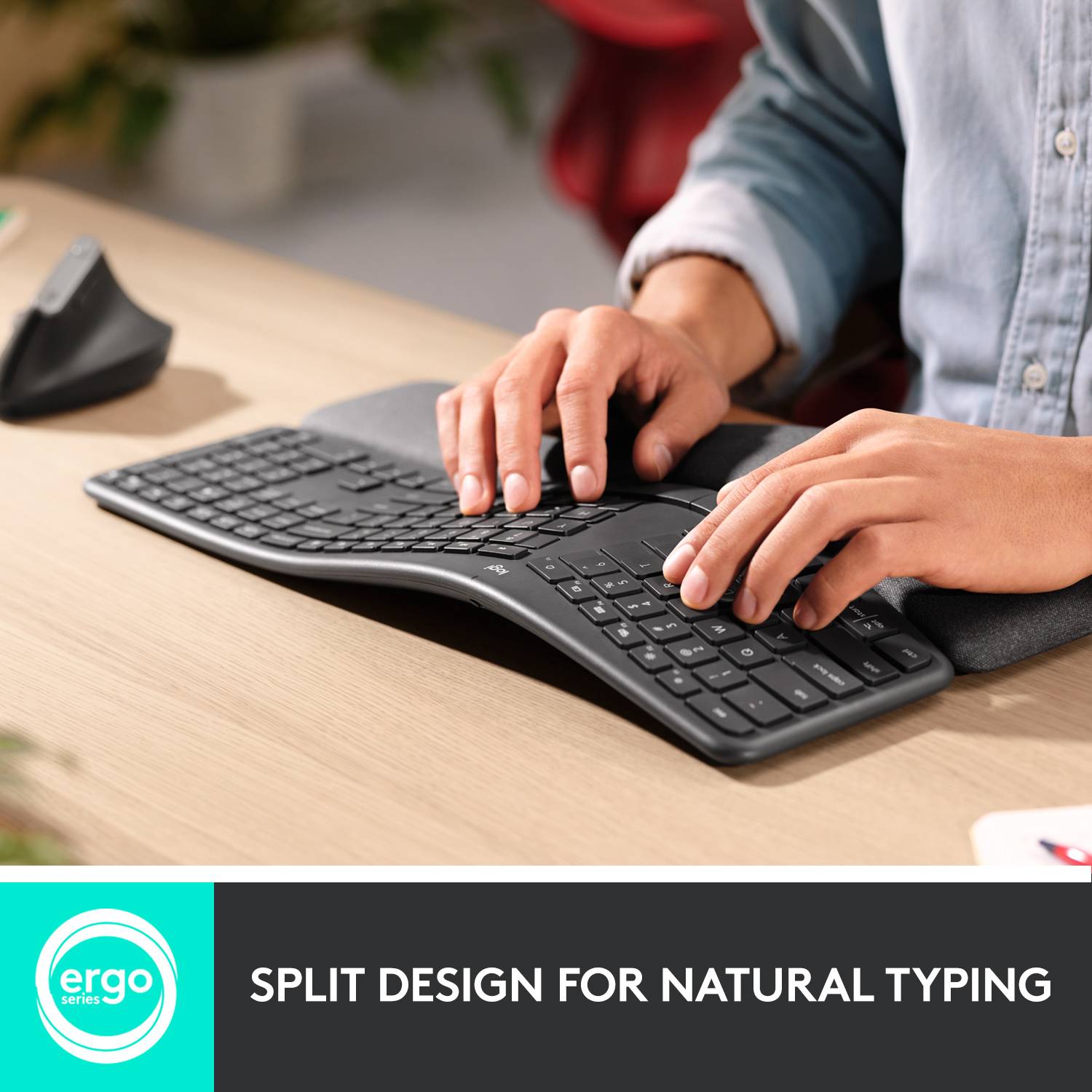 Persoon typt op een split-gevormde ergonomische toetsenbord, naast 'Split-ontwerp voor ergonomisch typen' en 'ergo'-logo.
