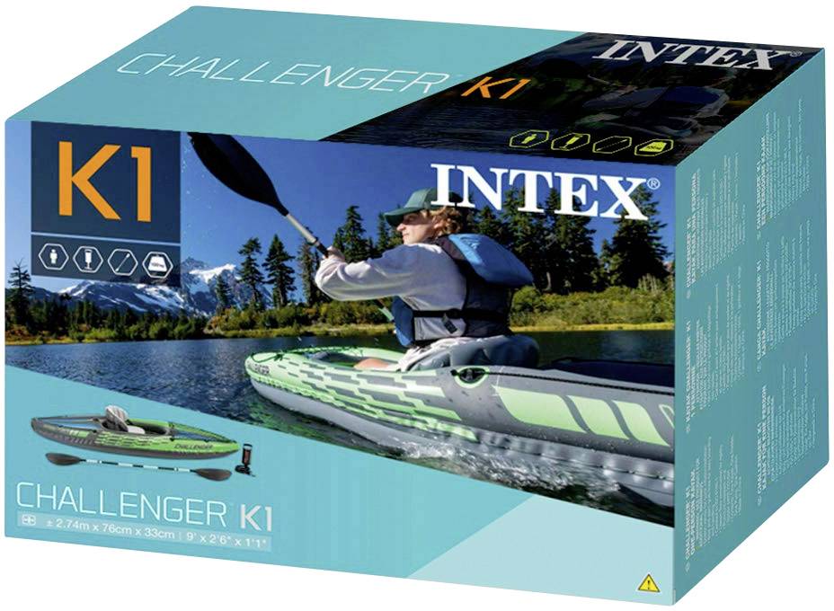 Een persoon peddelt in een groen kajak op een meer, omringd door bossen en bergen. De verpakking toont de 'Intex Challenger K1'.