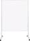 Wit leeg whiteboard op een mobiel statief met wielen.