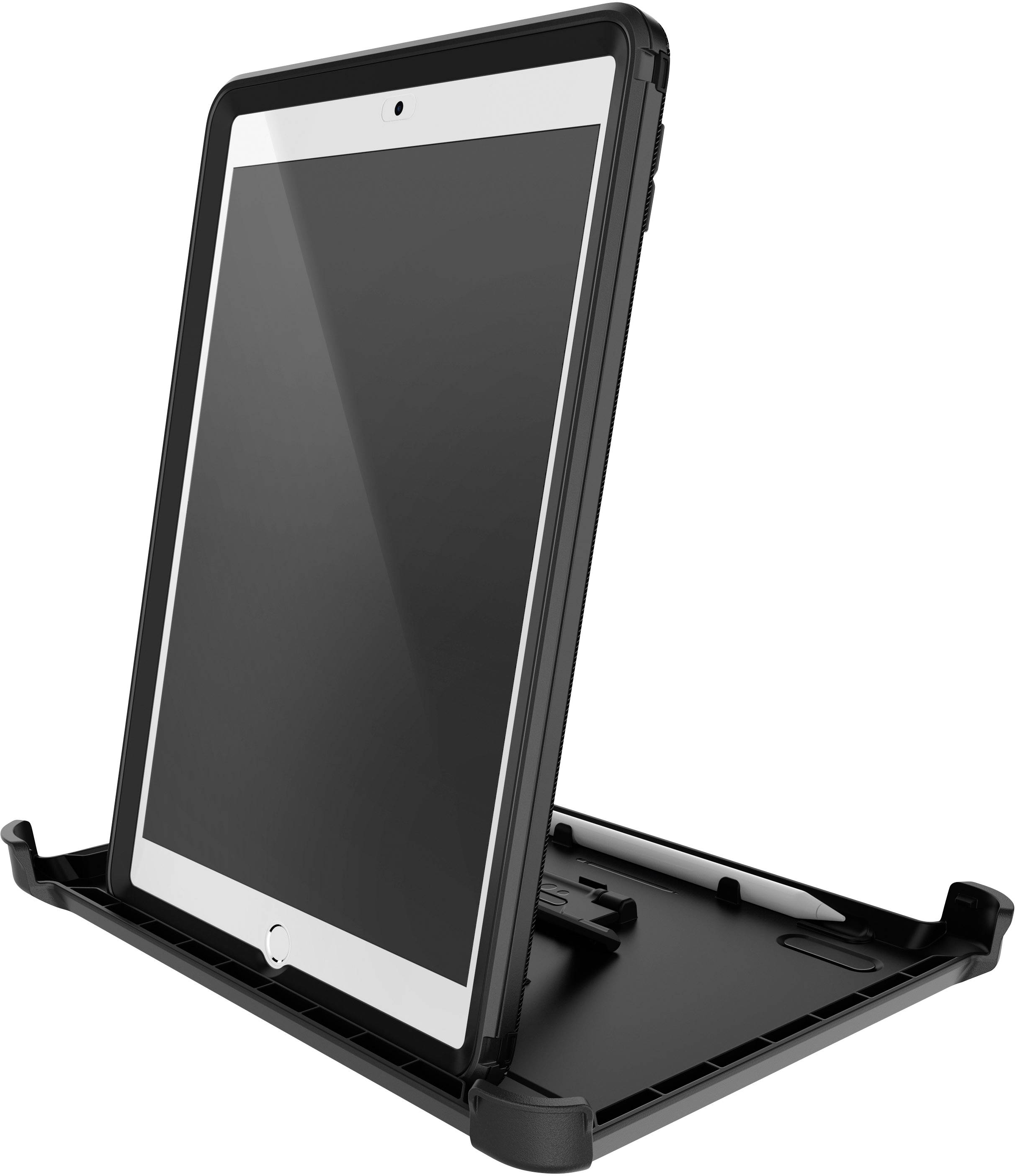 'Zwarte beschermende tablethoes met geïntegreerde standaard die een tablet rechtop houdt. Perfect voor handsfree gebruik.'
