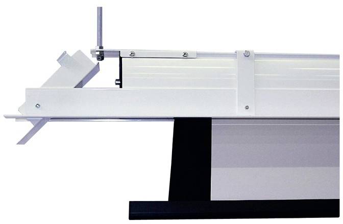 Een mechanisch heftoestel met wit en zwart kleurgebruik. Het belangrijkste kenmerk zijn de zichtbare rails en hefbomen linksboven.