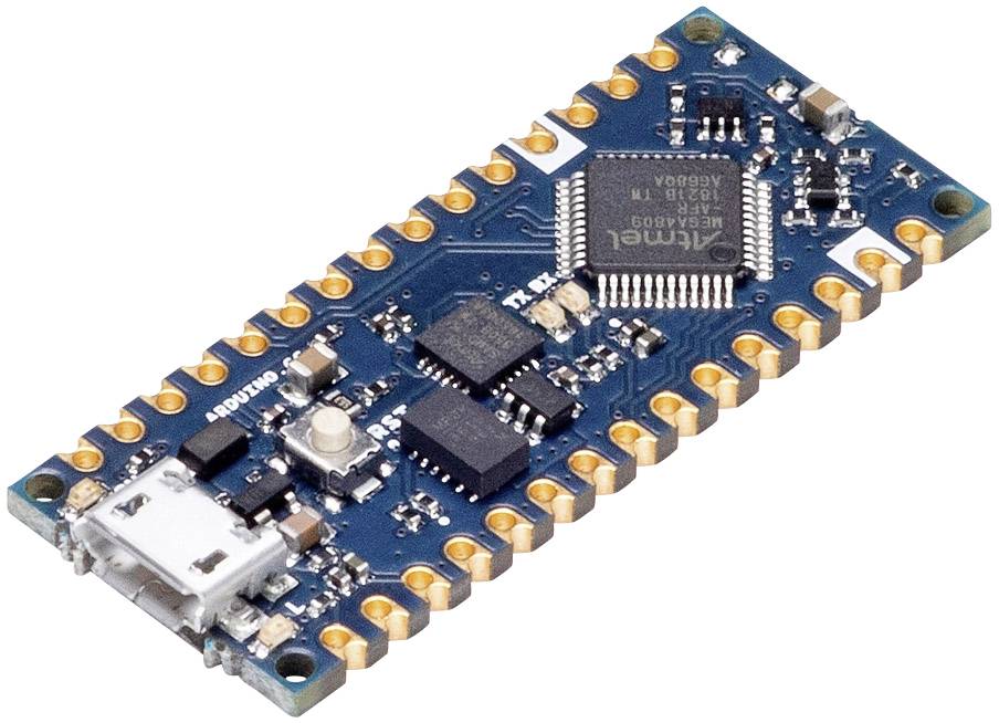 Een microcontroller-printplaat met een USB-aansluiting, meerdere geïntegreerde schakelingen en gouden contactpunten aan de randen.