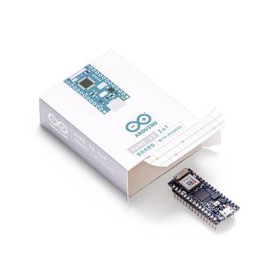 Arduino Nano 33 IoT-printplaat naast een geopende verpakking, toont het compacte ontwerp voor IoT-toepassingen.