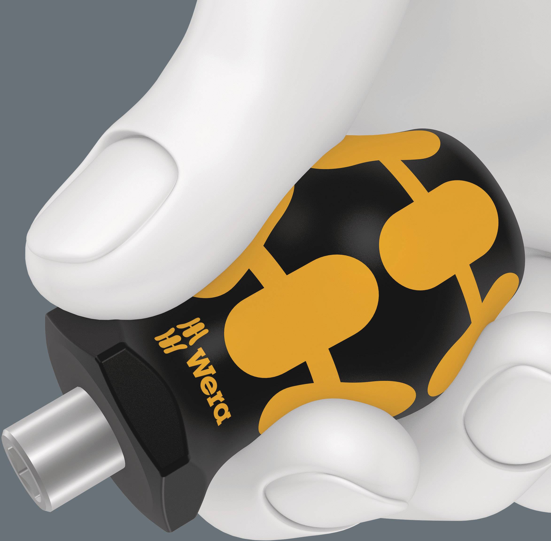 Een hand houdt een ergonomische schroevendraaier vast met een oranje en zwarte greep. De greep heeft een opvallend geometrisch patroon.