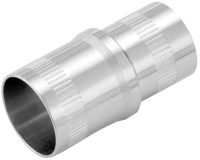 Metalen buisadapter met geribbeld oppervlak, cilindrische vorm. Verbindt twee buizen, voornamelijk gebruikt in sanitaire of industriële toepassingen.