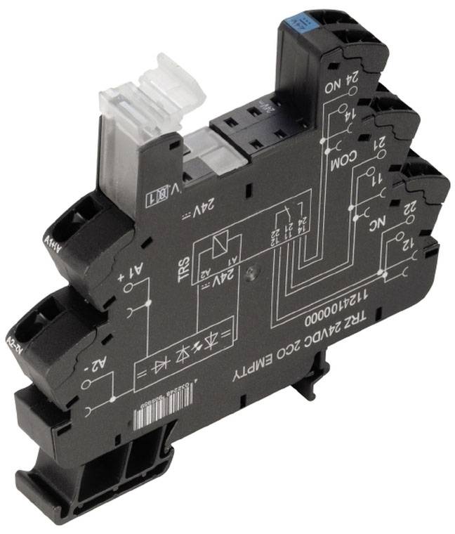 Een zwart elektronisch relaismodule met meerdere aansluitingen. Markeringen geven spanning en stroomlooppaden aan. Geschikt voor 24V gelijkstroom.