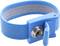 Een blauwe antistatische polsband met metalen gesp, gebruikt om elektrostatische ontlading te voorkomen bij elektronische werkzaamheden.