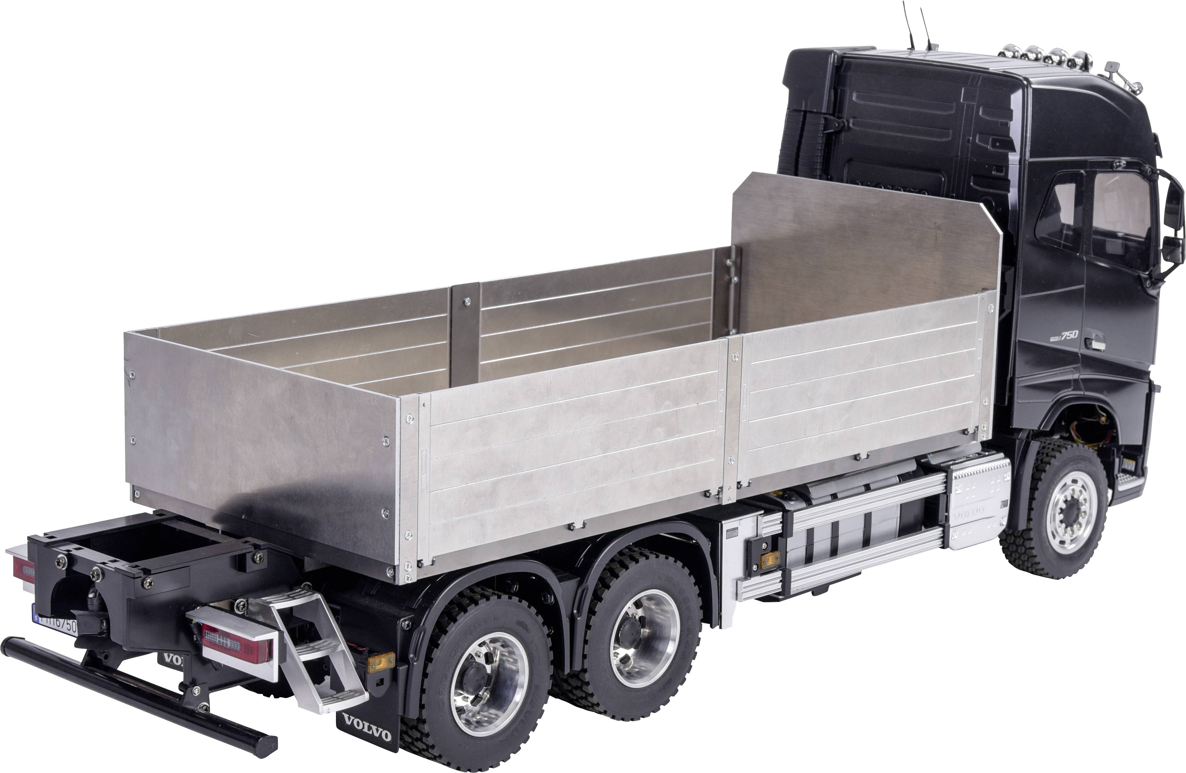 Een zwarte vrachtwagen met een metalen laadruimte, gefotografeerd van opzij, toont de open zijwanden van de laadruimte.