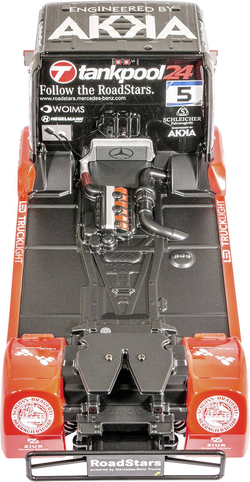 Een helderrood en zwart model van een racetruck met de opschriften 'tankpool24' en 'Mercedes-Benz'. De truck is gedetailleerd vormgegeven.