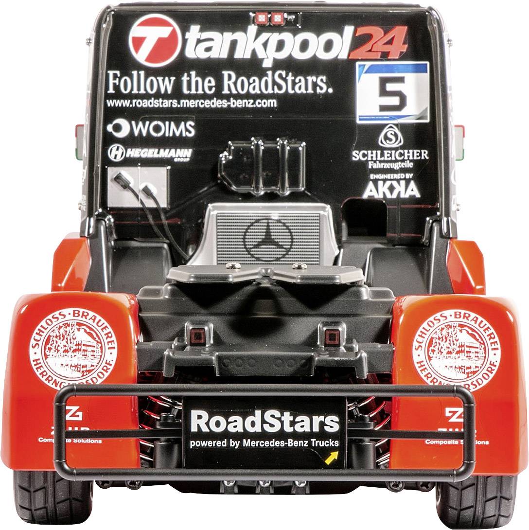 Een rode vrachtwagen met de tekst 'tankpool24'. Reclame van meerdere merken is zichtbaar. Vooraanzicht, met racenummer 5.