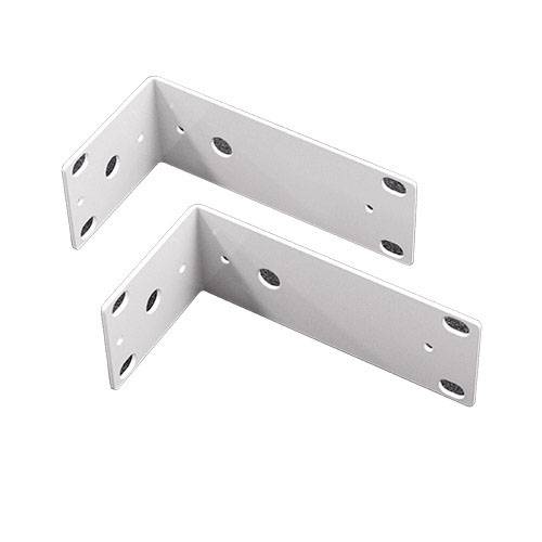Twee witte, L-vormige beugels met bevestigingsgaten, waarschijnlijk bedoeld voor montage of bevestiging van voorwerpen aan een oppervlak.
