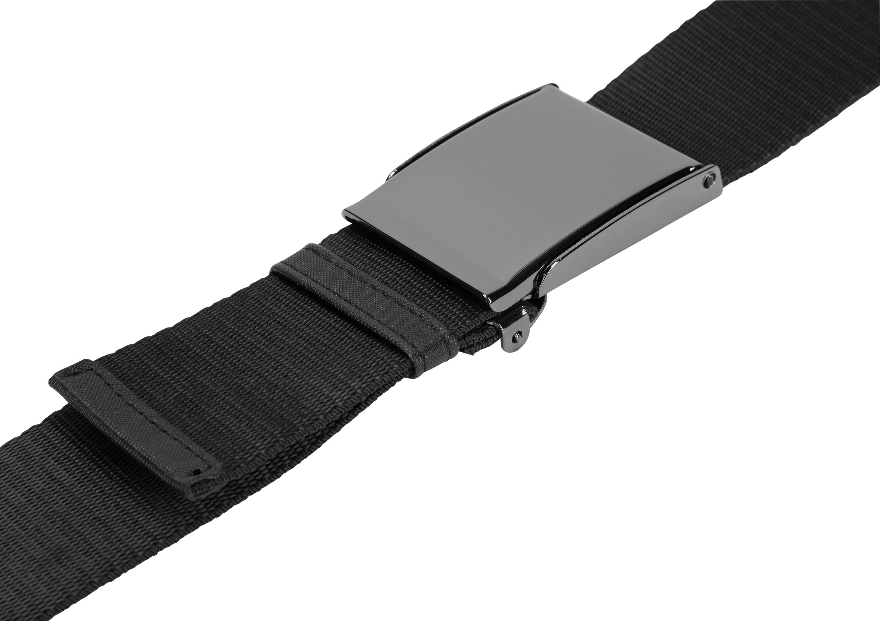Een zwarte riem met zilveren gesp, plat liggend op een witte achtergrond.