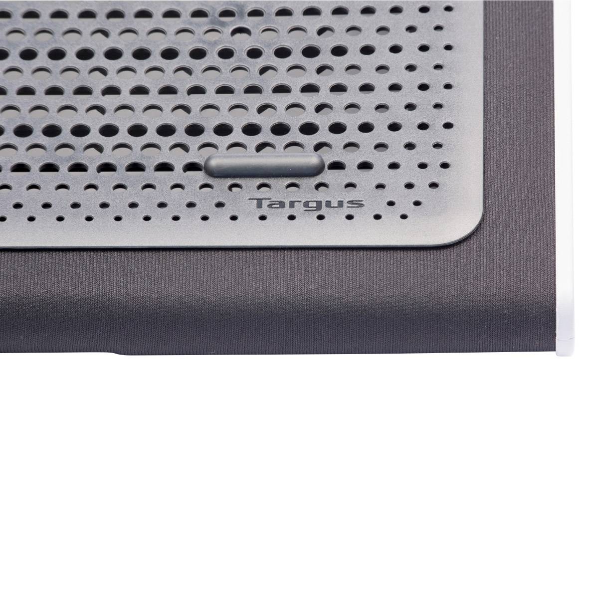 Een zilveren, geperforeerd koelpad met het 'Targus'-logo aan de onderkant, vermoedelijk bedoeld voor de ventilatie van een laptop.