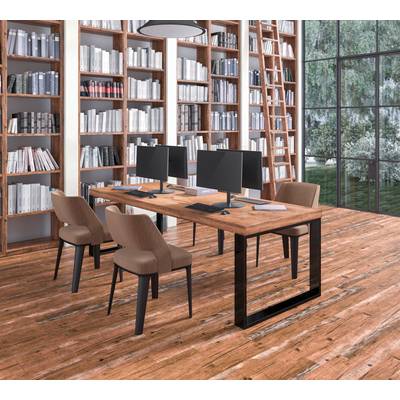 Een moderne bibliotheekruimte met houten boekenplanken vol boeken, grote ramen en een lange tafel met vier computers en stoelen.