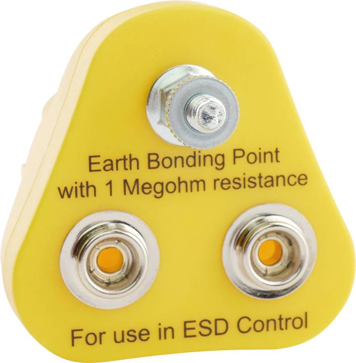 'Tekening toont een ESD-werkplek met aardingsstekker om elektrostatische ontladingen te minimaliseren. Kabel verbindt tafel en wandstekker.'