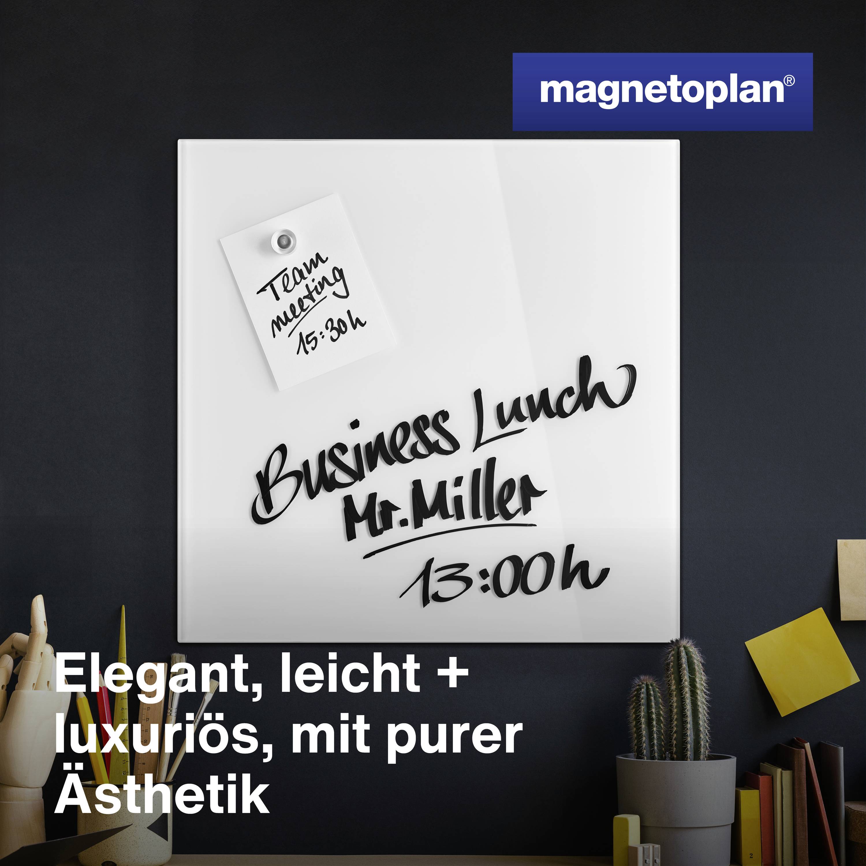 Zwart whiteboard met notities: 'Teamvergadering 15:30 uur', 'Zakenlunch met de heer Miller 13:00 uur'. Tekst onderaan: 'Elegant, licht + luxueus, met pure esthetiek'.