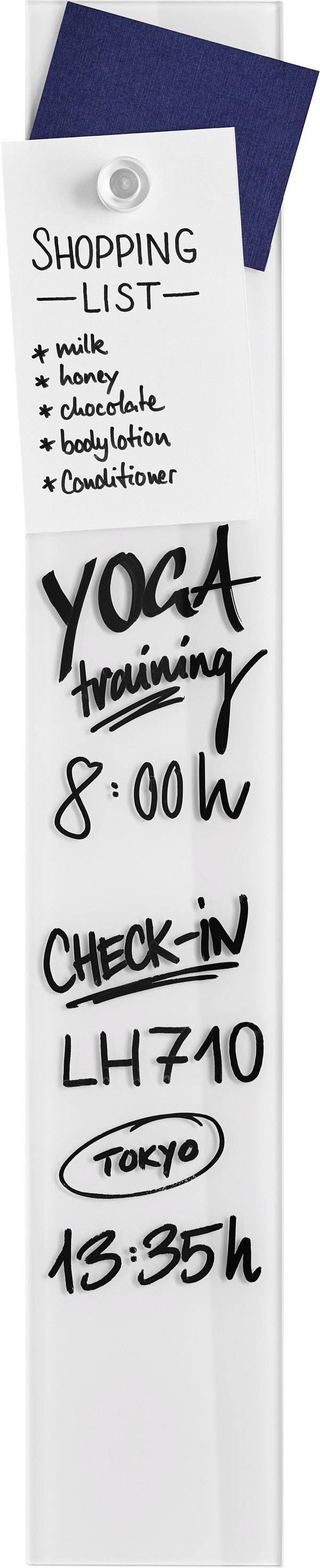 Een notitieblok met een boodschappenlijstje: Melk, honing, chocolade, babylotion, tandpasta. Daaronder afspraken: Yoga 8:00 uur, check-in LH710 Tokio 13:35 uur.