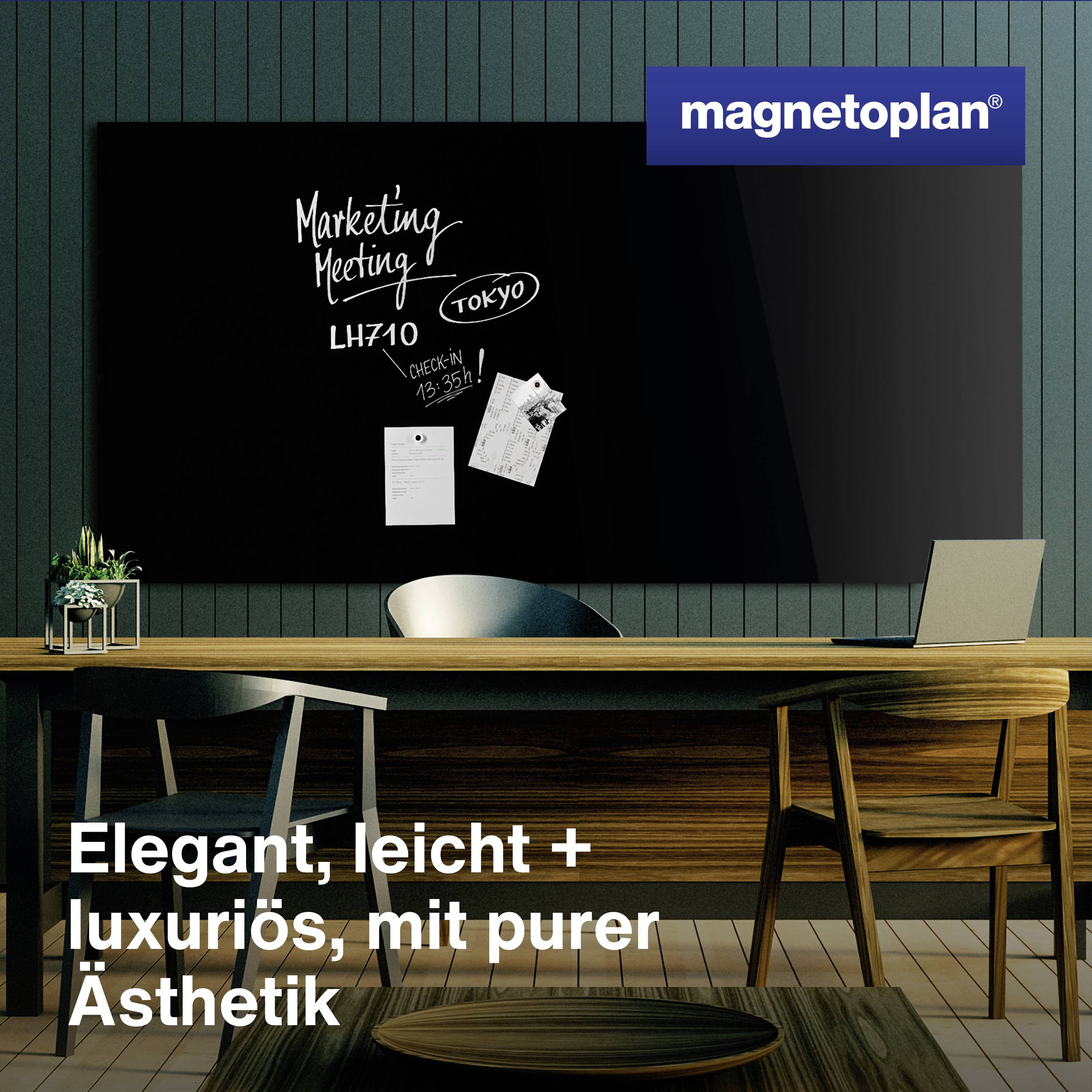 Een moderne vergaderruimte met een grote tafel, stoelen en een bord met de tekst 'Marketing Vergadering'.