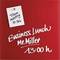 Een rood bord met een notitie: 'Teamvergadering 15:30 uur'. Daaronder tekst: 'Zakenlunch met de heer Miller 13:00 uur'.