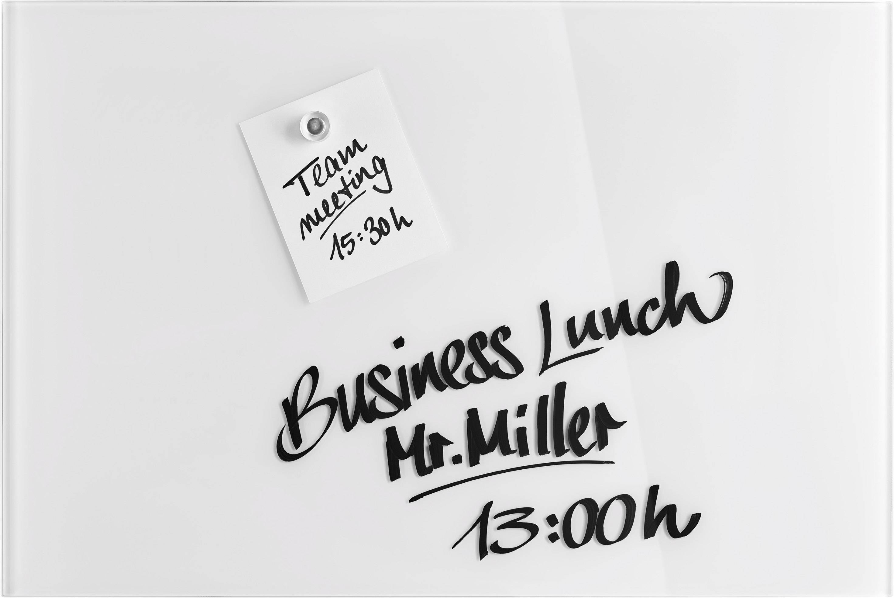 Een wit bord met twee notities: 'Teamvergadering 15:30 uur' en 'Zakenlunch met de heer Miller 13:00 uur'.