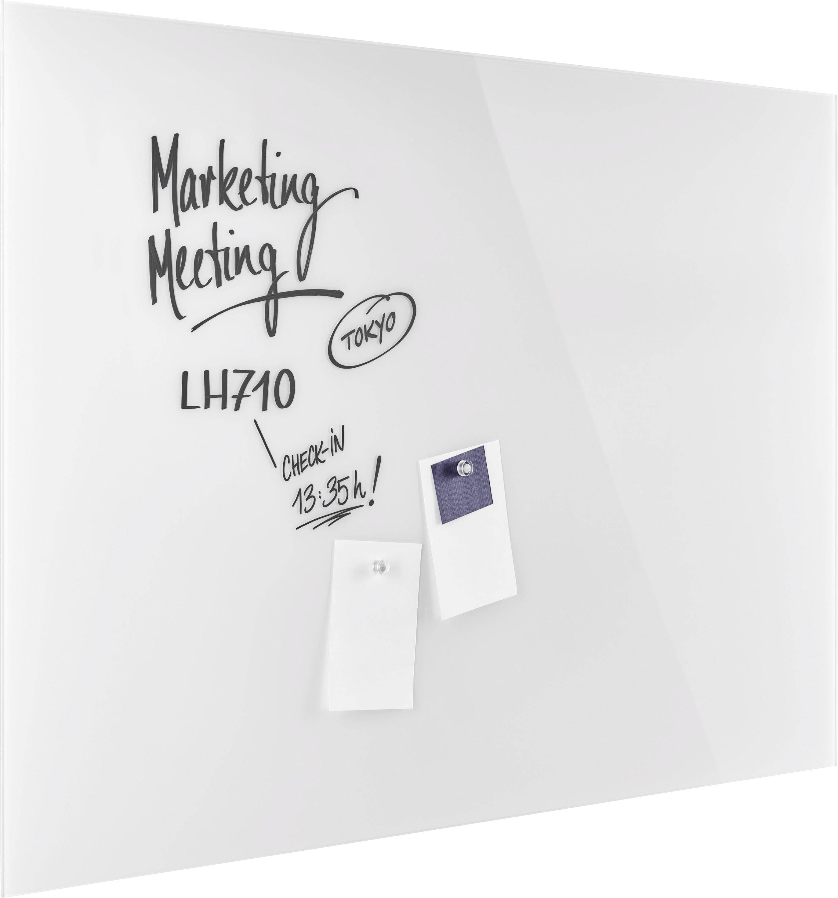 Witte prikbord met handgeschreven tekst: 'Marketing Vergadering', 'LH710', 'Tokyo' en 'Check-in 13:35'. Twee notities vastgeprikt.