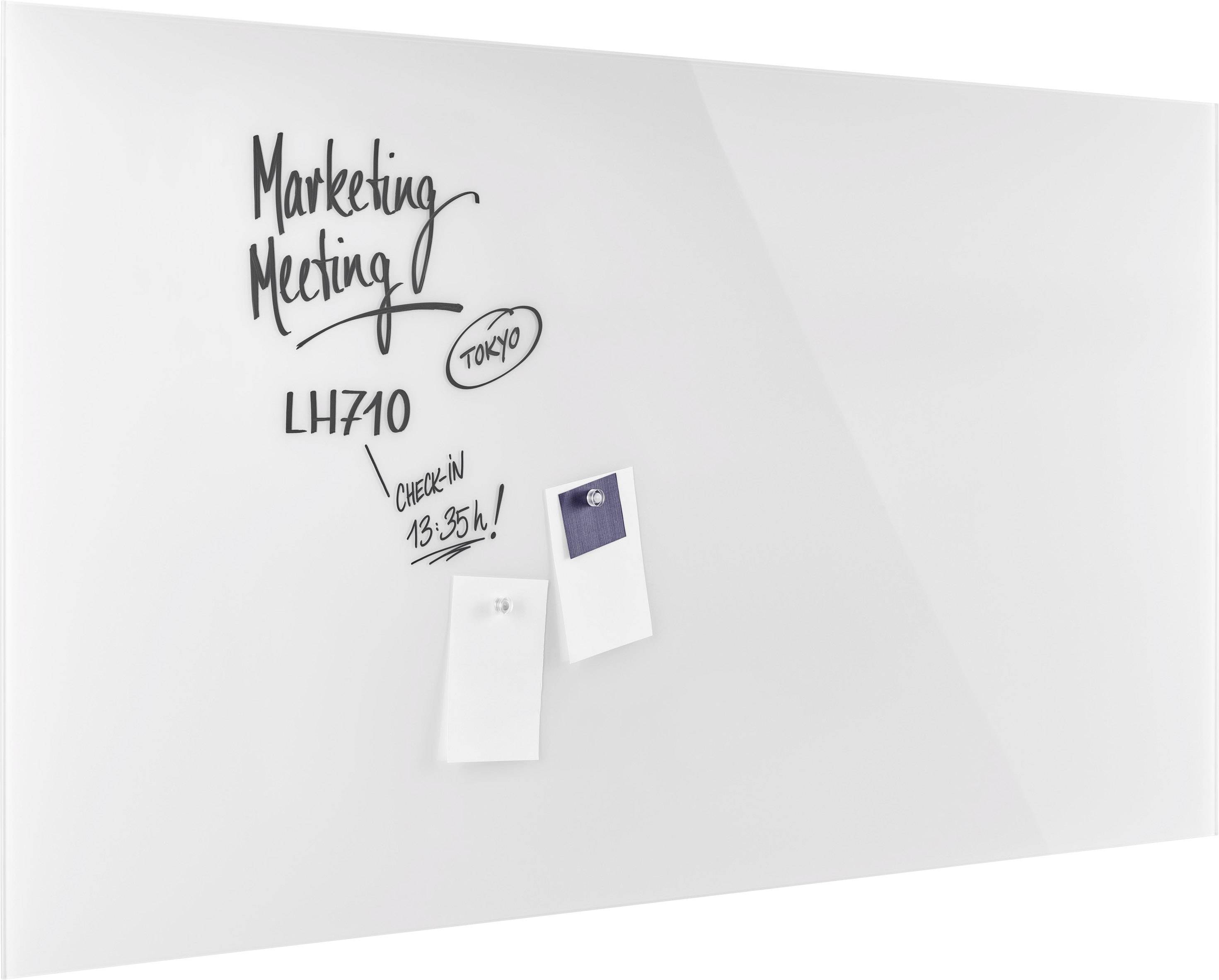 Wit whiteboard met handgeschreven notitie: 'Marketing Vergadering', 'Tokyo', 'LH710'. Twee documenten eronder opgehangen.