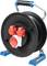 Zwarte kabelhaspel met rode stekker en blauwe handgreep, staand op poten. Geschikt voor gebruik binnenshuis en buitenshuis.