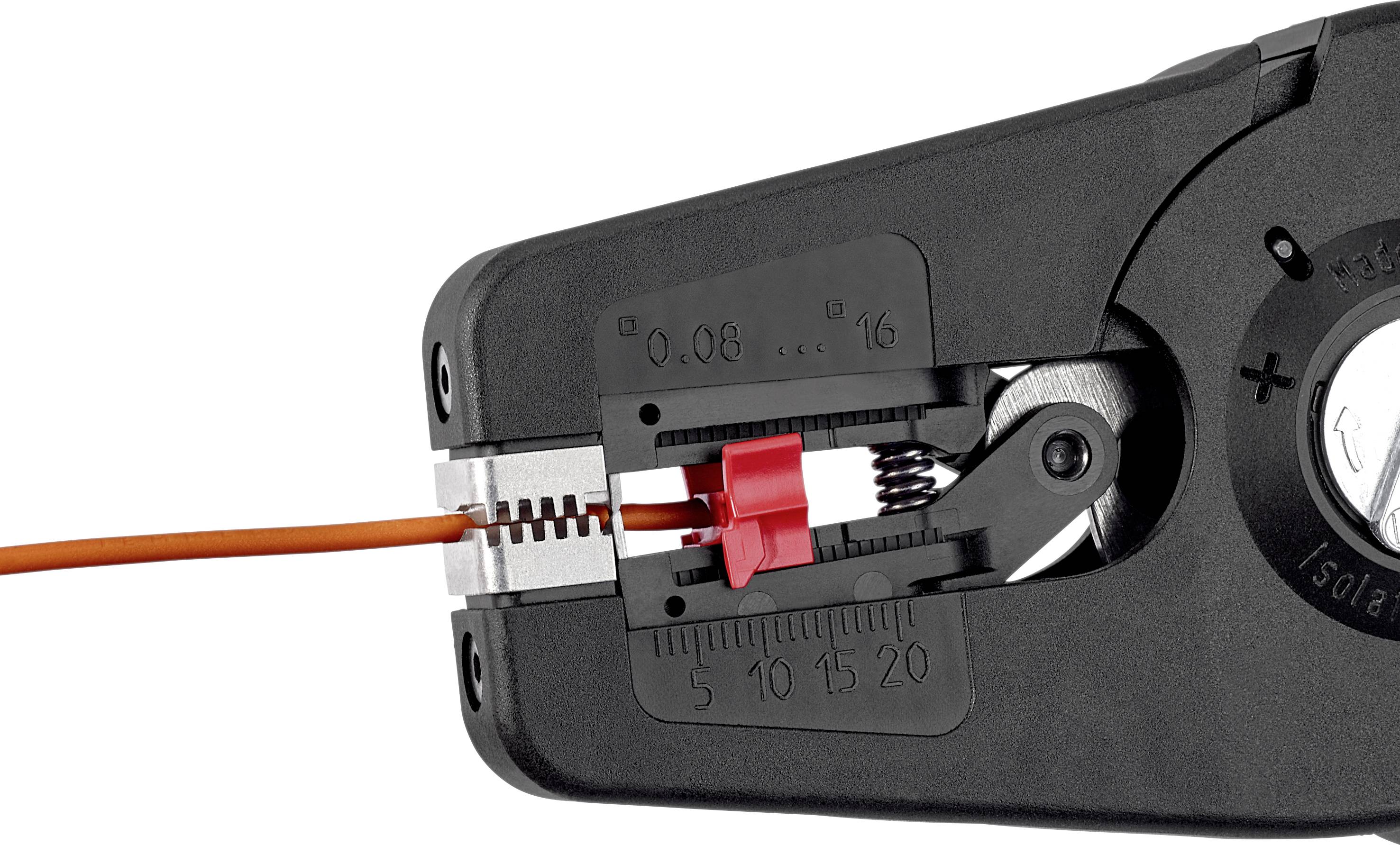 Automatische kabelstriptang snijdt een oranje kabel. Het gereedschap toont verschillende striptaferelen.