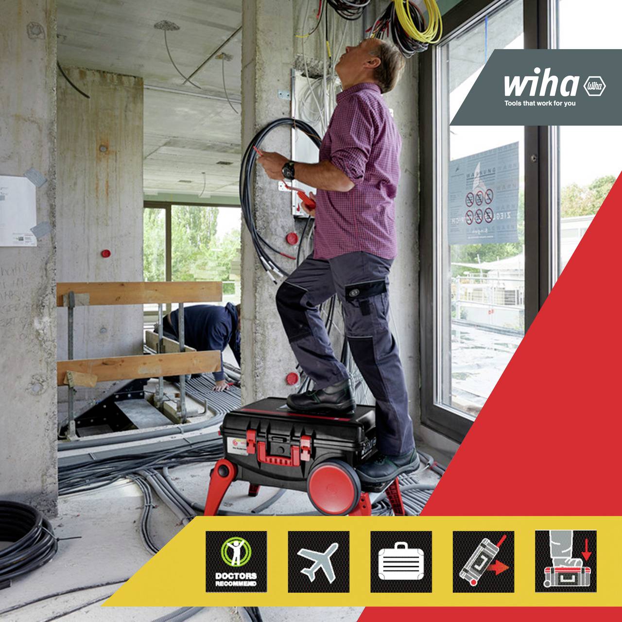 Een man werkt aan een elektrische installatie in een bouwproject. Hij staat op een rood platform om kabels aan te leggen. Logo's en gereedschapsgrafische elementen op de voorgrond.