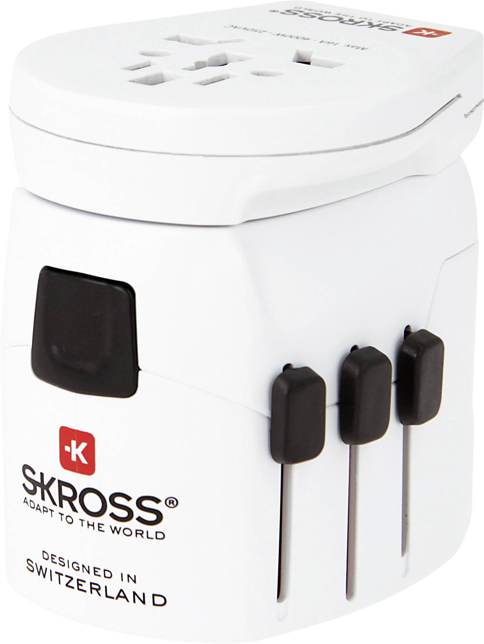 Witte universele reisadapter van Skross, 'Ontworpen in Zwitserland', met meerdere stopcontacten en schuiftoetsen voor verschillende landen.