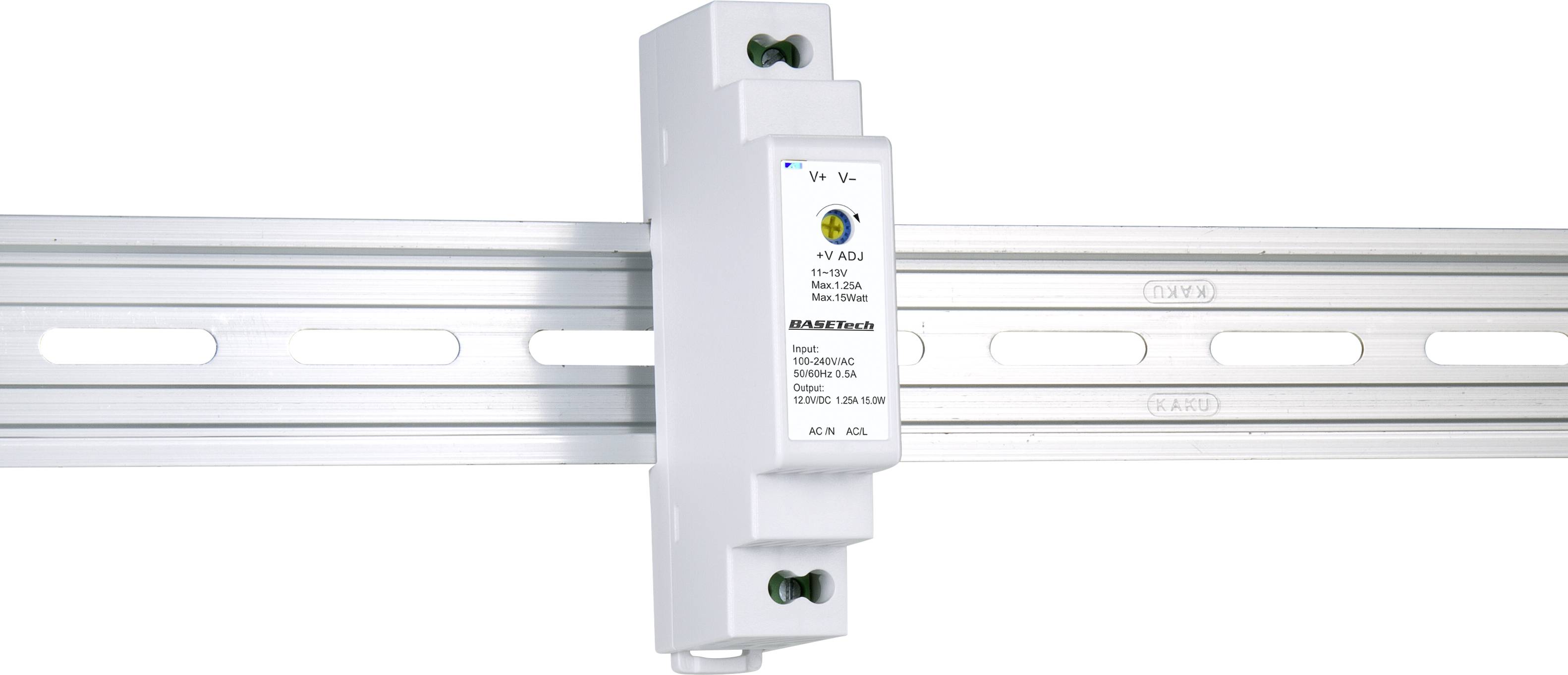 Een wit elektrisch apparaat is gemonteerd op een metalen draagrail. De voorkant toont technische specificaties en een blauw LED-lampje.