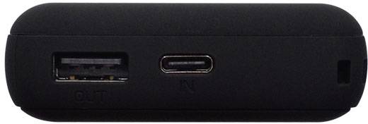 Een zwarte powerbank met USB- en USB-C-poorten, gemarkeerd met 'OUT' en een symbool voor het laadproces.