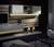 Woonkamer met moderne, hangende meubelwand in houtlook. LED-verlichting, twee gouden vazen, glazen salontafel en zwarte achtergrond.