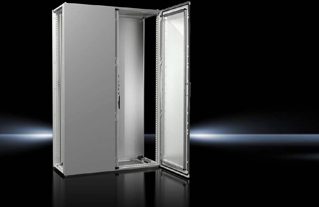 Een grijze schakelkast met een openstaande deur staat op een donkere, reflecterende vloer, verlicht door een subtiele lichtstraal.