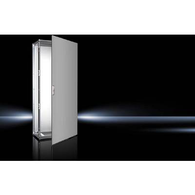 Een licht geopende, glanzende metalen kast op een zwarte achtergrond onthult vaag de binnenkant met zijn compartimenten.