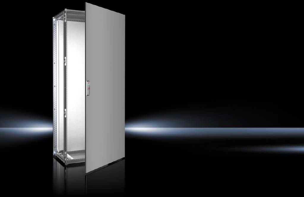 Een geopende metalen kast met lege planken, staand voor een zwarte achtergrond. Een lichtstraal verlicht de kast van rechts.