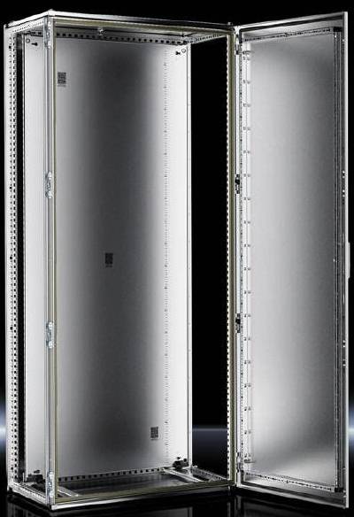 Een geopende, lege netwerk- of serverrack-kast met metalen oppervlakken, geschikt voor het plaatsen van elektronische apparatuur.