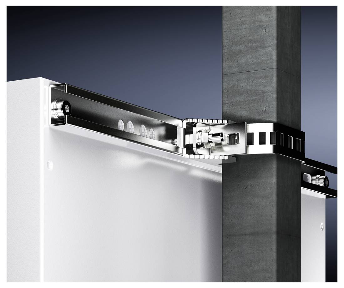 Schuifdeursysteem gemonteerd aan een rail op een betonnen muur. Metalen beugels verbinden de deur met de rail voor stabiliteit.