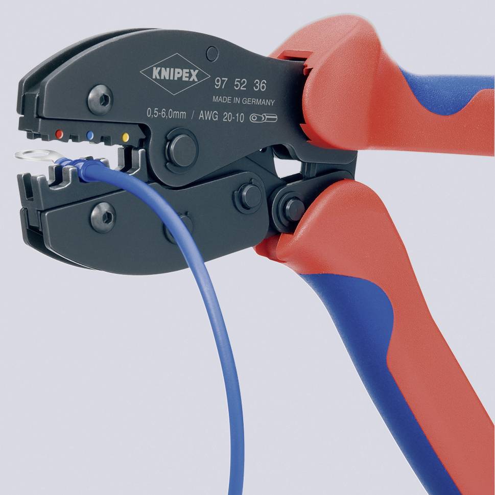 'KNIPEX krimptang houdt een blauw kabel vast. Geschikt voor maten van 0,5-6 mm². Made in Germany.'
