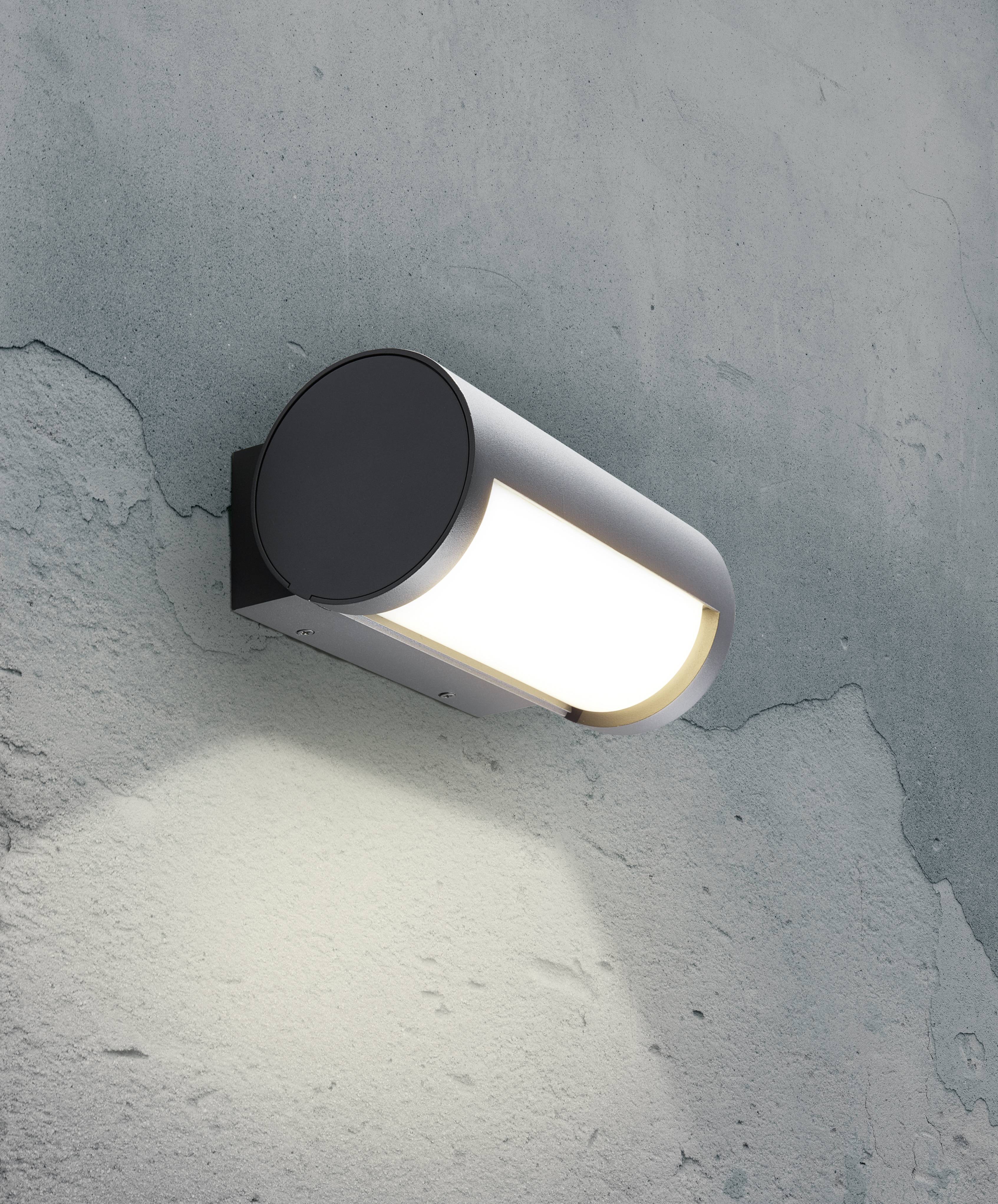 Moderne wandlamp met een strak design verlicht een ruwe, betonachtige oppervlakte gelijkmatig.