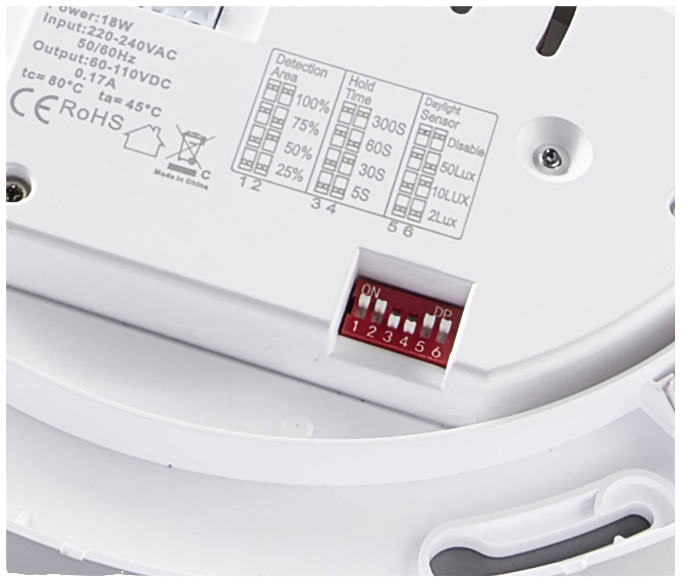 Een LED-plafondlamp-sensorbord toont verschillende schakelaars en instellingen voor het regelen van detectiebereik, vasthoudtijd en daglichtensor.