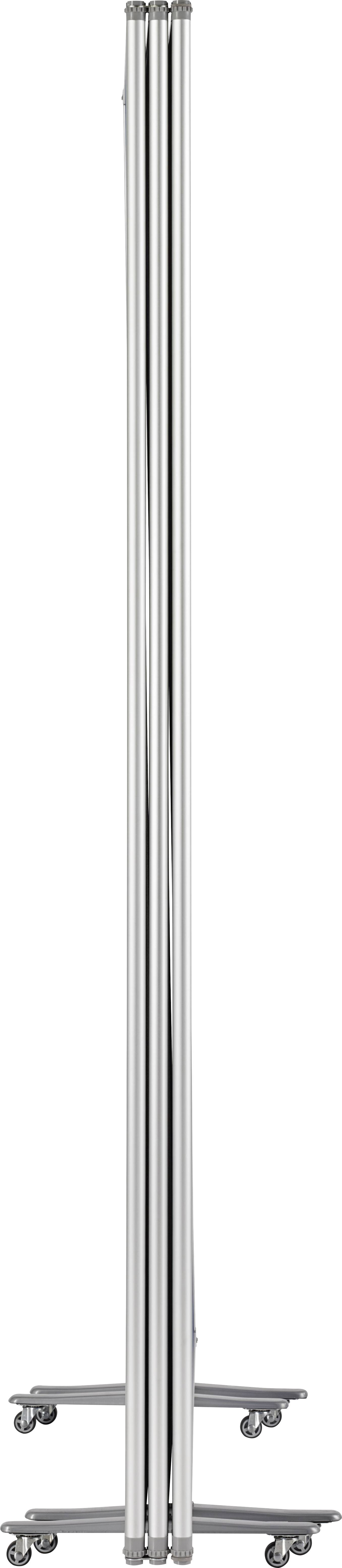 Twee naast elkaar staande, verticale metalen stangen op wielen, waarschijnlijk een onderdeel van een kledingrek.