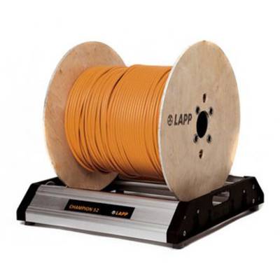 Een grote spoel met oranje kabel op een standaard, waarop 'LAPP' staat.