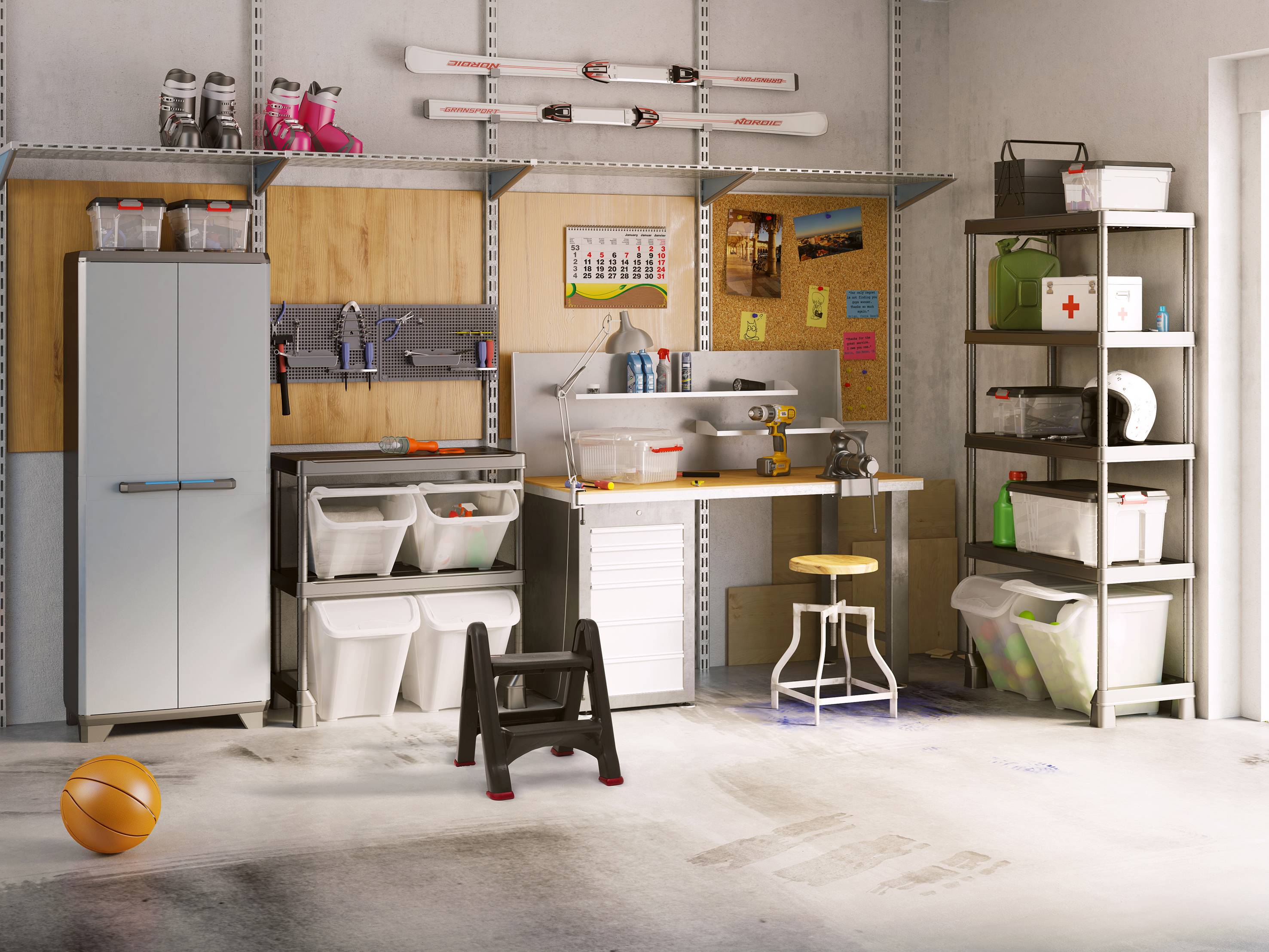 Goed georganiseerde garage met planken vol gereedschappen, ski's aan de muur, sportuitrusting op de vloer en een werkbankgedeelte.