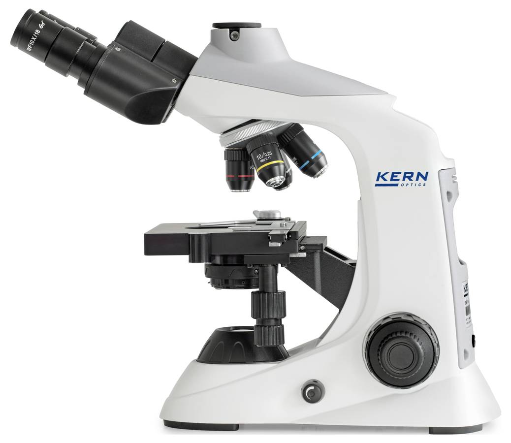 Een wit, professioneel lichtmicroscoop wordt zijdelings getoond. Het beschikt over meerdere objectieven, een verstelbare objecttafel en een focusknop.