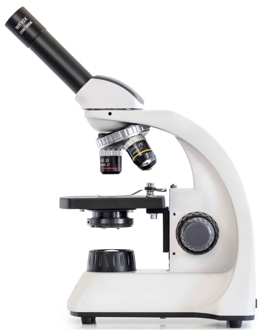 Een wit microscoop met een zwart oculair en meerdere objectieflenzen, gezien van opzij. Ideaal voor gebruik in laboratoria.