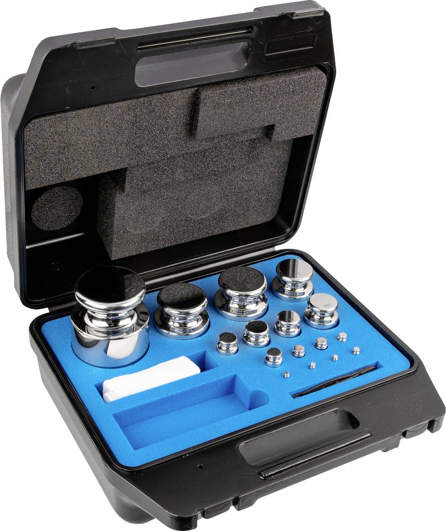 Een zwarte koffer bevat een set glanzende metalen gewichten van verschillende formaten, netjes gerangschikt op een blauwe schuimstof onderlaag.