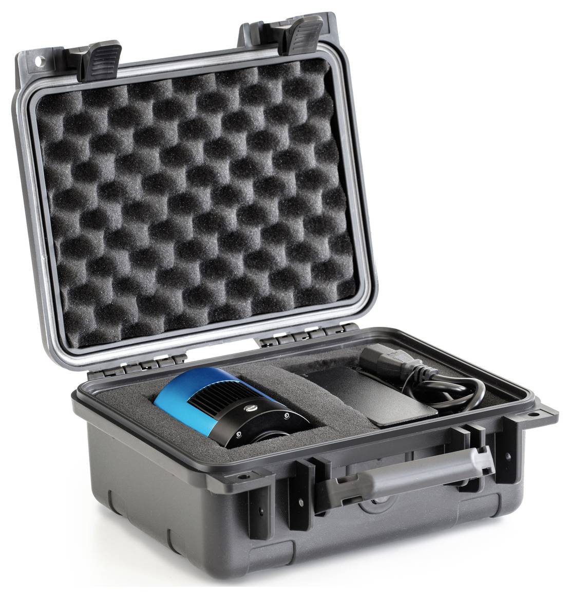 Een blauwe projector in een zwarte, gewatteerde hardcase koffer. De koffer is geopend en bevat een kabel en toebehoren.