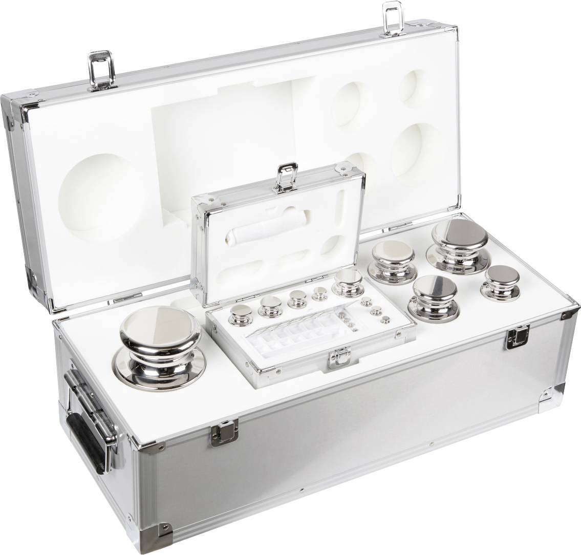 Een geopende aluminium koffer toont een set precisiegewichten van roestvrij staal in verschillende formaten.