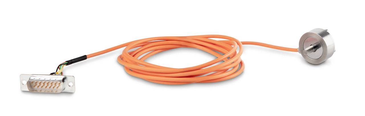 Een oranje kabel verbindt een rechthoekige elektrische stekker met een ronde metalen sensor of apparaat.